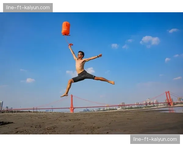 公开水域十公里终点,精疲力尽的运动员与伸出援手的对手 公开水域十公里终点,精疲力尽的运动员与伸出援手的对手